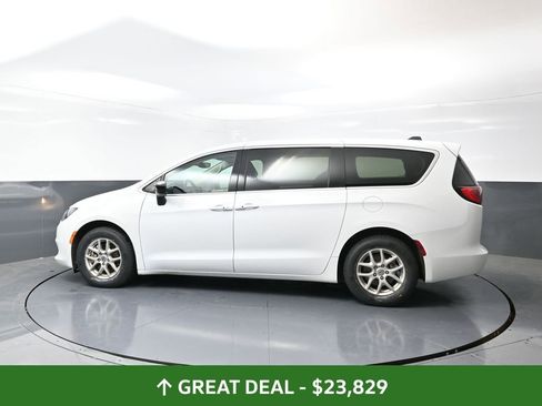 Used 2024 Chrysler Voyager LX image 10