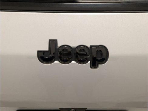 Used 2024 Jeep Grand Cherokee L Laredo image 5