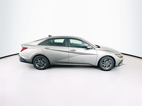 Used 2024 Hyundai Elantra SEL FWD image 10