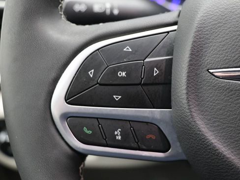 Used 2024 Chrysler Pacifica Touring-L image 19