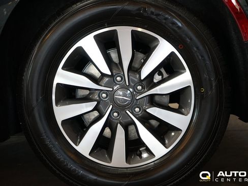 Used 2022 Chrysler Pacifica Touring-L image 8