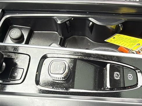 Certified 2025 Volvo XC60 B5 Plus image 21