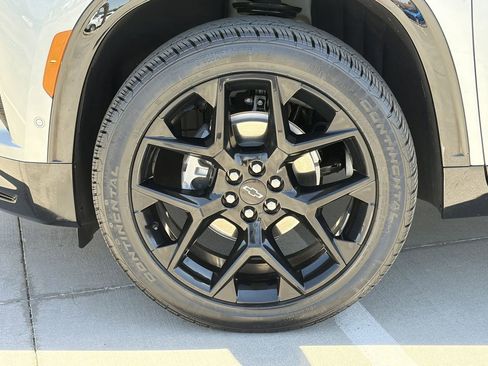 Used 2025 Chevrolet Traverse RS FWD image 9