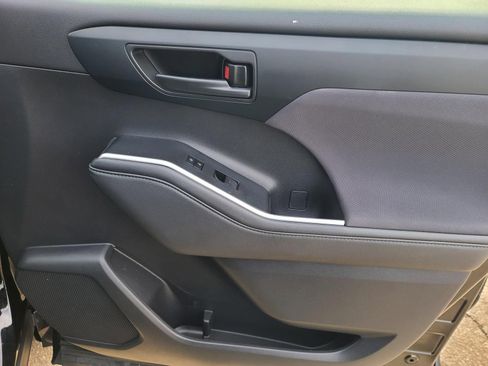 Used 2024 Toyota Highlander LE image 22