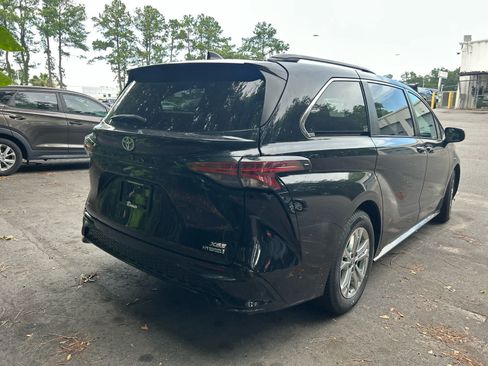 Used 2022 Toyota Sienna XSE w/ XSE Plus Package AWD/4WD image 3