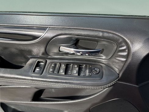Used 2015 Chrysler Town & Country S w/ Driver Convenience Group FWD image 17