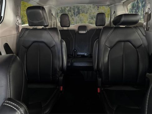 Used 2023 Chrysler Pacifica Touring-L FWD image 31