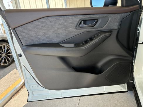 Used 2021 Nissan Rogue S FWD image 8