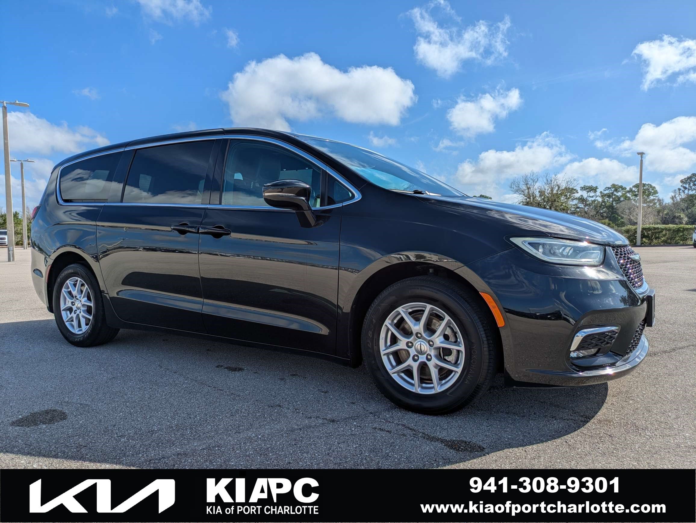 Used 2025 Chrysler Pacifica Select FWD image 1