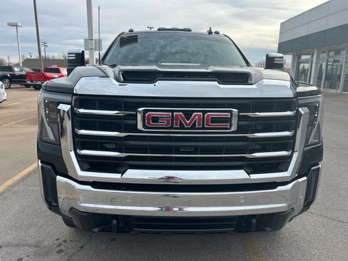Used 2024 GMC Sierra 2500 SLT w/ SLT Premium Package image 2