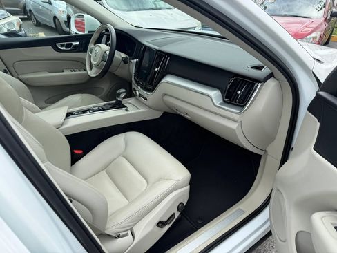 Used 2019 Volvo XC60 T5 Momentum w/ Premium Package FWD image 10