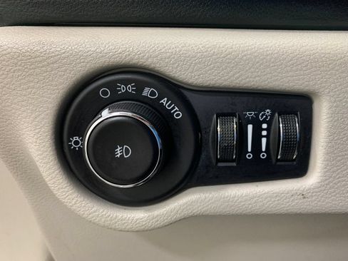 Used 2020 Chrysler Pacifica Touring-L FWD image 28