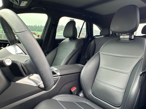 Used 2025 Mercedes-Benz GLC 300 4MATIC image 5