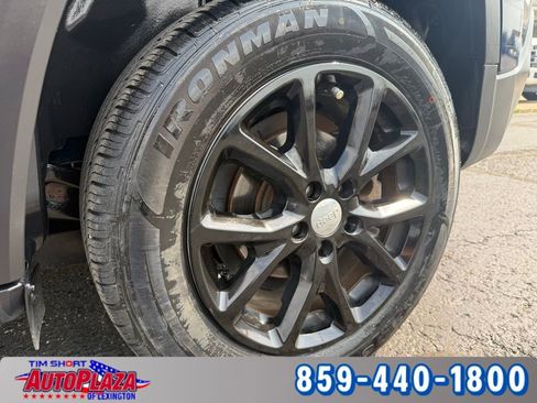 Used 2018 Jeep Cherokee Latitude w/ Cold Weather Group image 6