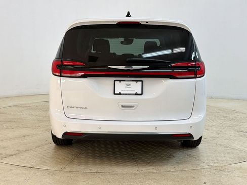 Used 2023 Chrysler Pacifica Touring-L FWD image 10