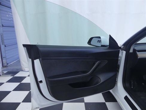 Used 2021 Tesla Model 3 Standard Range Plus image 26