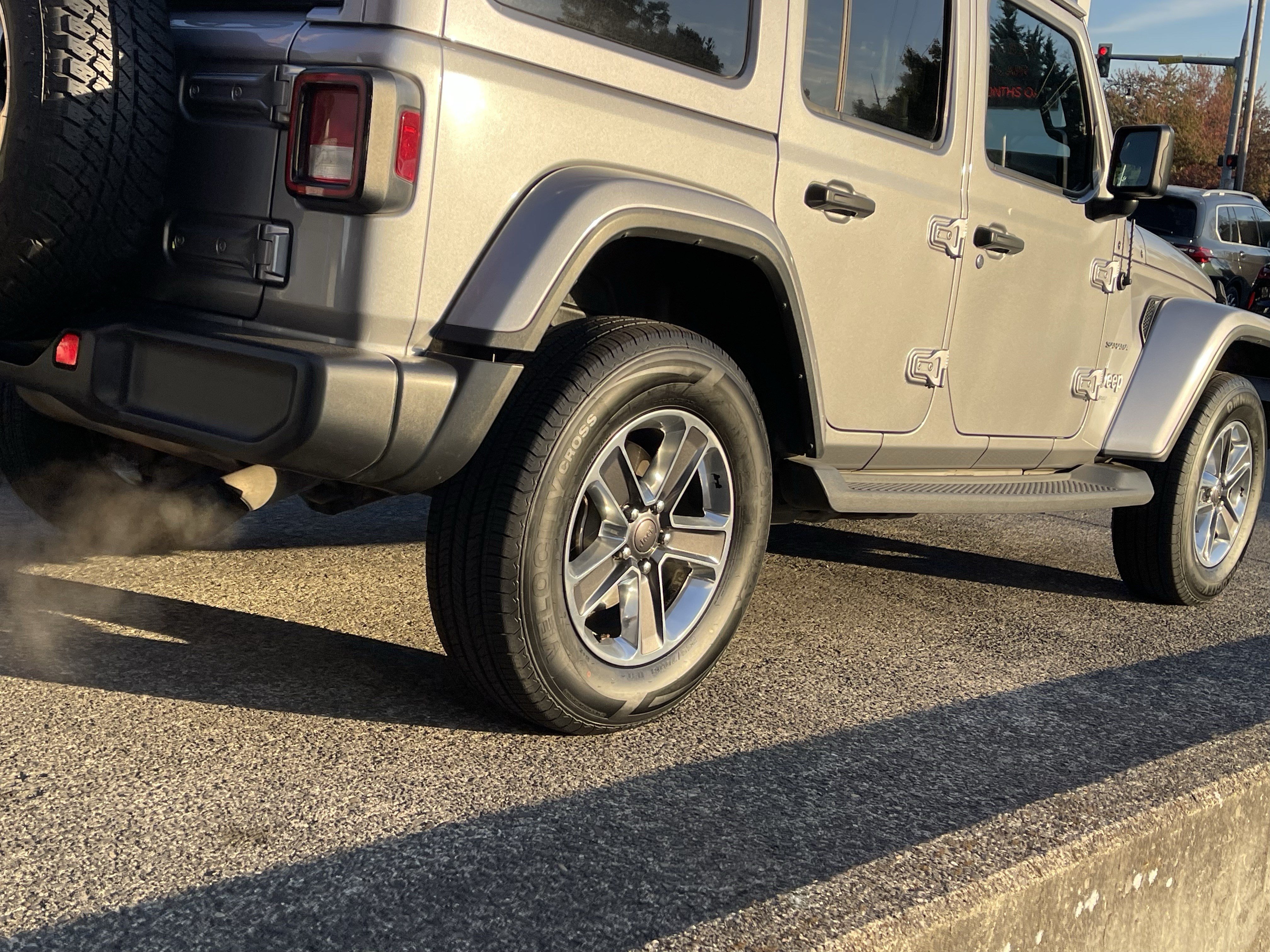 Used 2018 Jeep Wrangler Unlimited Sahara AWD/4WD image 8