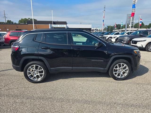 Used 2024 Jeep Compass Latitude w/ Sun and Sound Group AWD/4WD image 2