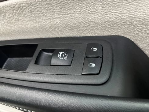 Used 2024 Chrysler Pacifica Limited FWD image 40