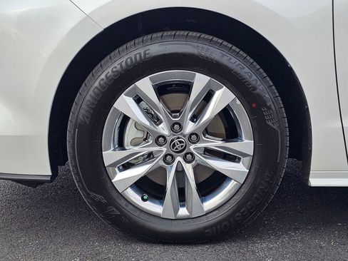 Used 2025 Toyota Sienna XLE image 10