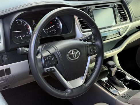 Used 2014 Toyota Highlander XLE AWD/4WD image 19