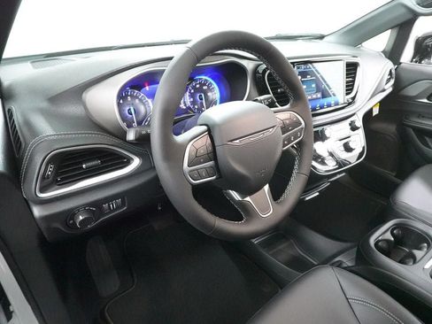 New 2027 Chrysler Pacifica Select FWD image 22