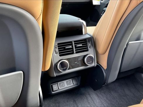 New 2026 Land Rover Discovery Dynamic SE image 16