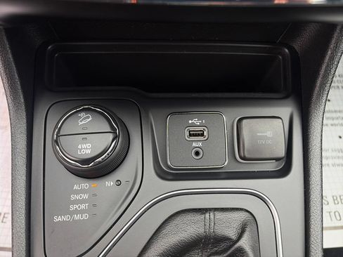 Used 2019 Jeep Cherokee Latitude Plus AWD/4WD image 33