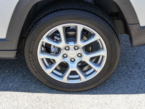 Used 2024 Jeep Compass Latitude w/ Sun and Sound Group AWD/4WD image 10