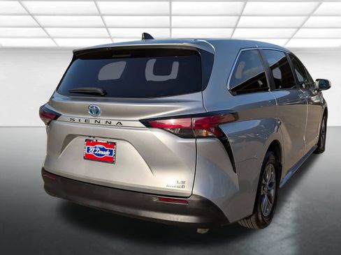 Used 2021 Toyota Sienna LE FWD image 28