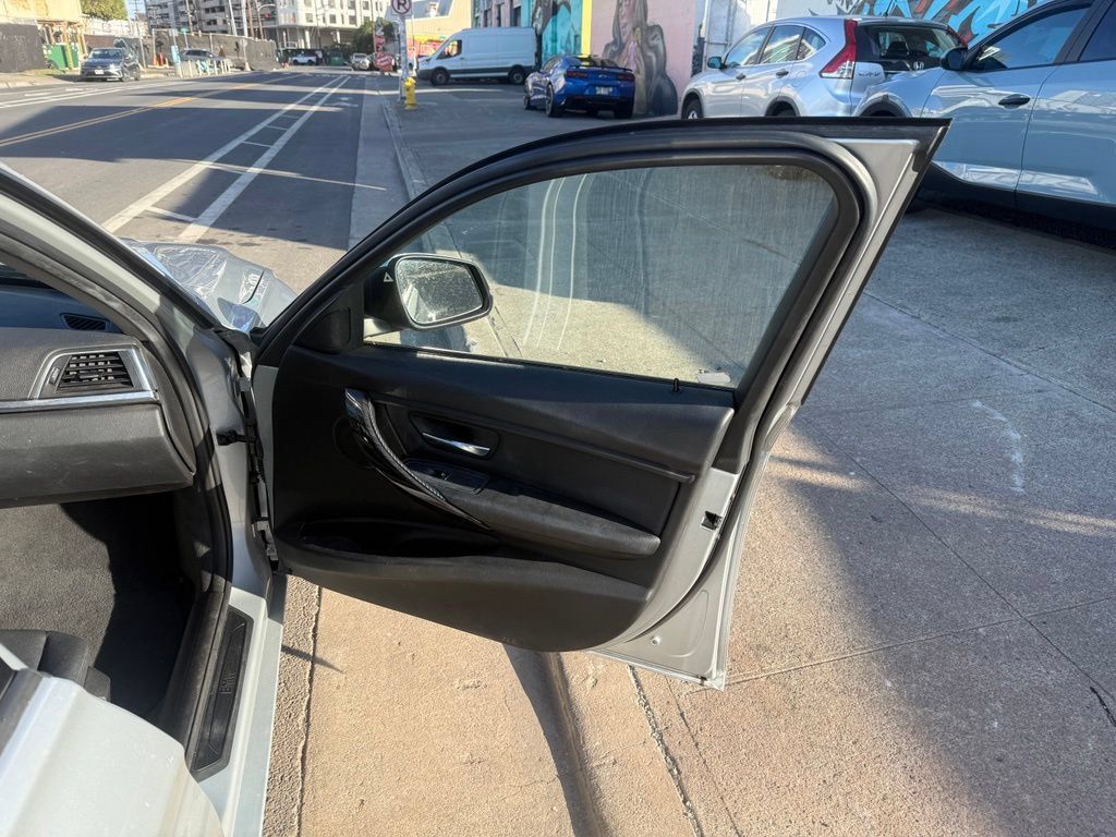 Used 2018 BMW 320i Sedan RWD image 9