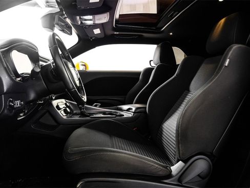 Used 2017 Dodge Challenger R/T image 3