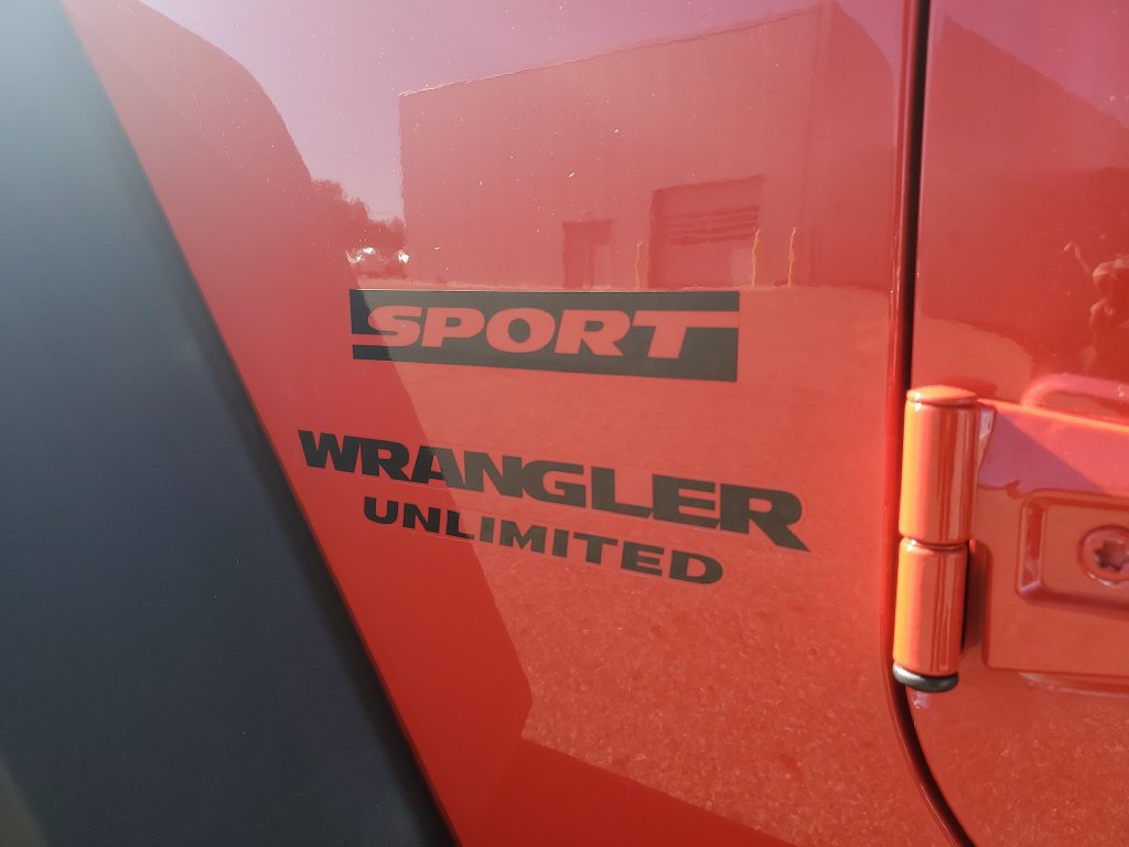 Used 2015 Jeep Wrangler Unlimited Sport w/ Connectivity Group AWD/4WD image 29
