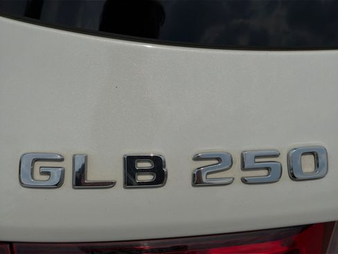 Used 2021 Mercedes-Benz GLB 250 4MATIC image 32