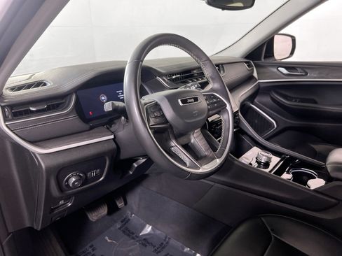 Used 2023 Jeep Grand Cherokee Limited w/ Black Appearance Package AWD/4WD image 9