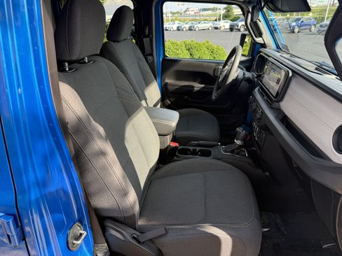 Used 2024 Jeep Wrangler Unlimited Sport AWD/4WD image 17