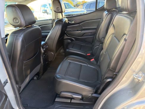 Used 2023 GMC Acadia SLT image 18