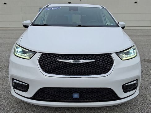 Used 2023 Chrysler Pacifica Touring-L image 5