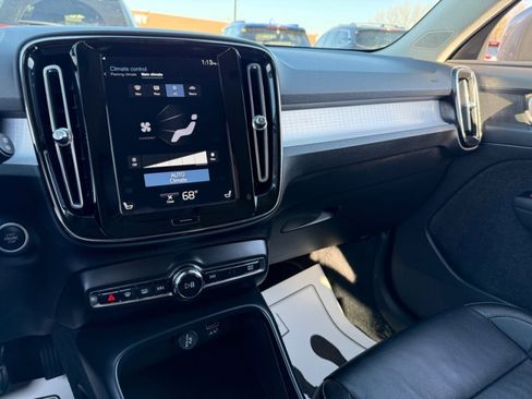Used 2022 Volvo XC40 T5 Momentum image 31