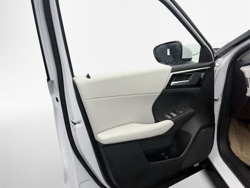 New 2025 Mitsubishi Outlander ES image 17