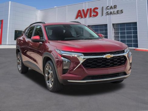 Used 2025 Chevrolet Trax LT w/ LT Convenience Package FWD image 3