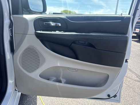 Used 2017 Dodge Grand Caravan SXT FWD image 25