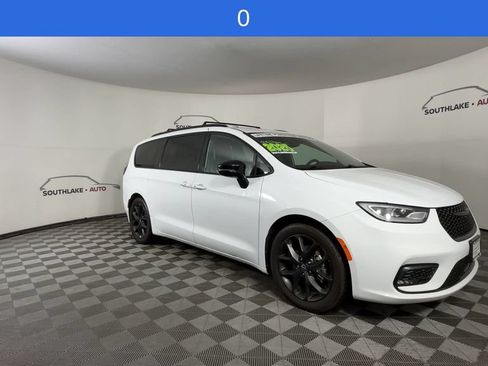 Used 2025 Chrysler Pacifica Limited FWD image 3