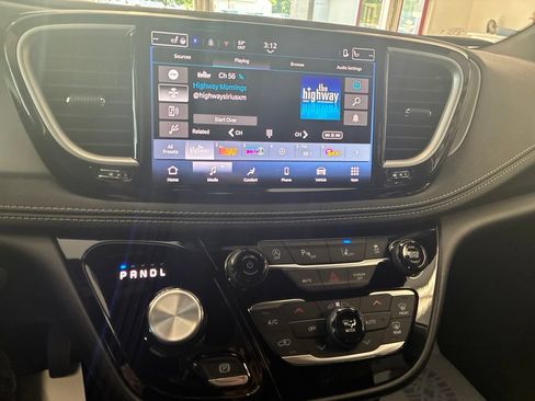 New 2027 Chrysler Pacifica Select AWD/4WD image 35