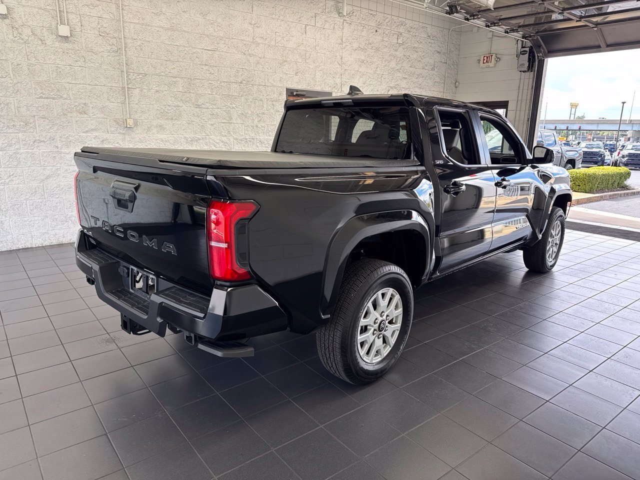 Used 2024 Toyota Tacoma SR5 AWD/4WD image 8
