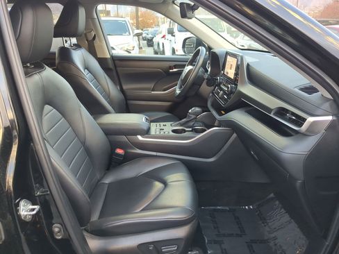 Used 2024 Toyota Highlander XLE image 34