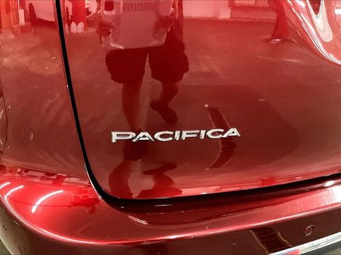 Used 2023 Chrysler Pacifica Touring-L FWD image 27