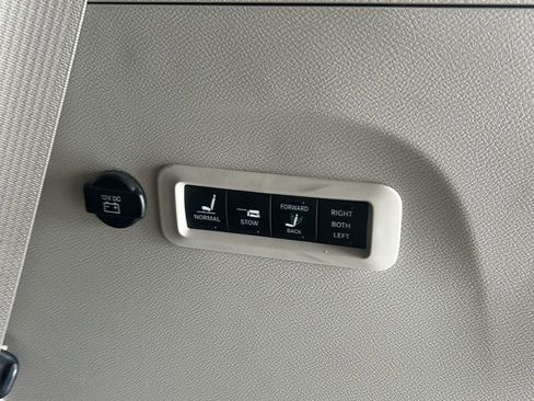 Used 2018 Chrysler Pacifica Limited w/ Tire & Wheel Group FWD image 8