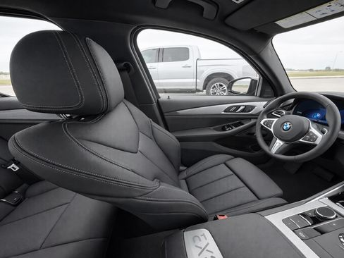 Used 2025 BMW 330i xDrive Sedan AWD/4WD image 19