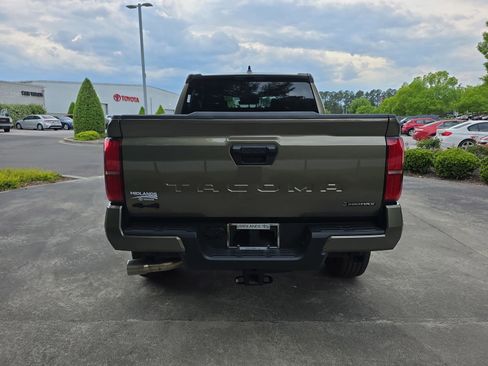 Used 2025 Toyota Tacoma TRD Sport AWD/4WD image 5